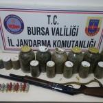 Toprağa gömdükleri uyuşturucuyu çıkarırken yakalandılar