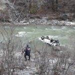 Artvin'de kamyonet dereye yuvarlandı: 1 ölü, 2 yaralı