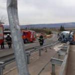 Bariyerlere çarpan beton mikseri devrildi