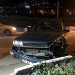 Kaza yapan otomobil, lastikçinin bahçesindeki aracın üzerine devrildi