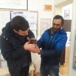 Balıkçılar gölde buldukları yaralı ördeği kurtardı