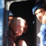 Oğlunun cenaze törenine kelepçeli olarak katıldı