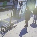Minibüse yetişmek isteyen anne ve oğluna böyle araba çarptı