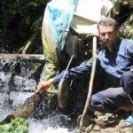 Bu köyde herkes para ödüyor ama bir tek o ödemiyor