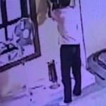 Camide yaptığına inanamayacaksınız! Namaz kılar gibi...