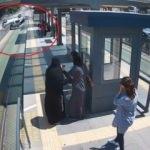 Tramvay yolunda otomobil yolcu dolu durağa saplandı