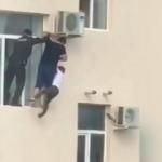 Nefes kesen anlar! Sekizinci kattan aşağı düşmeden...