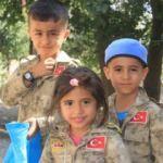Asker kıyafetli çocuklar bayrama renk kattı