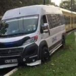Minibüs Tramvay yoluna girdi, seferler durdu