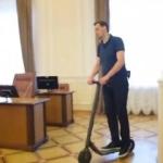 Ukrayna Başbakanı, Bakanlar Kurulu'nda scooter ile gezdi