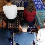 Kadınlar erkeklere imamlık yapıp başı açık şekilde namaz kıldırdı