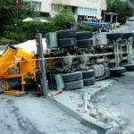 Beşiktaş'ta beton mikseri devrildi