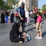 Çocukları için yolu trafiğe kapattılar