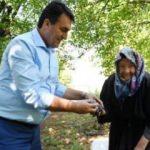 Zabıtanın ürünlerini topladığı Zeynep nineye artık satış serbest