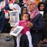1,5 yaşındaki çocuğu ile nöbete geldi!