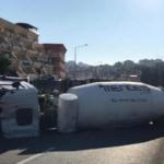 Beton mikseri viyadükte devrildi