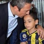 Minik taraftar harçlıklarını Ali Koç'a verdi