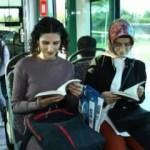Tramvaydaki yolculara kitap hediyesi