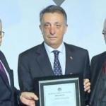 Ahmet Nur Çebi mazbatasını aldı