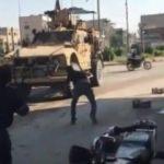 YPG/PKK'lılar ABD askerlerini taşladı!