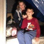 Yürek burkan görüntü! 2 çocuklarıyla bu halde yaşıyorlar