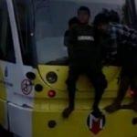 Yürekleri ağza getirdi! Tramvayın arkasına asılıp...