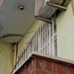 Babasını uykusunda bıçaklayıp, parçalara ayırdı