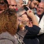Bardak bardak zeytinyağı içti: Kanseri önlüyor