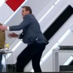 Canlı yayında şoke eden görüntüler! ABD'li gazeteciyi yere serdi!