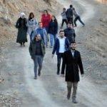 Öğretmenler 15 km yürüyerek velileri ziyaret ediyor