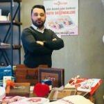 Ülke ülke dolaşıp dünyaya logolu çikolata satıyor