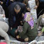 Bedava halı ve paspas için birbirlerini ezdiler