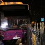 Belediye otobüsü tramvay parmaklıklarına çarptı