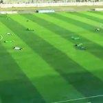 Futbolcular bir anda yere yığıldı!