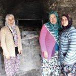 Köylü kadınlar ekmek yapıp satarak cami yaptırıyor