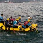 Lodosta mahsur kalan balıkçıyı raftingciler kurtardı