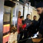 Tavuk döner için günlerce bekliyorlar
