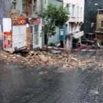 Beyoğlu'nda 2 katlı metruk bina çöktü, yol kapatıldı