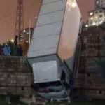 Kağıthane'de yoldan çıkan kamyon parka uçtu!