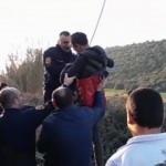 Korku dolu anlar! Kanala uçan minibüsün üstünde mahsur kaldı