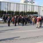 Kazalardan bıkan mahalleli yolu kapattı