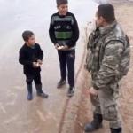 Mehmetçik'ten duygulandıran hareket... Suriyeli çocukla ekmeğini paylaştı