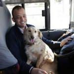 Soğuk havadan dolayı üşüyen köpek otobüse sığındı