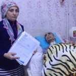 Yok böyle fedakarlık! Eşine bebek gibi bakıyor