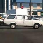 Yolda kalan aracı trafik polisleri itti