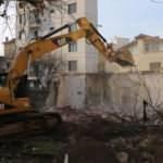 Kartal'da 2 katlı metruk bina yıkıldı