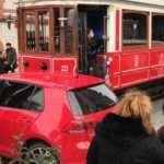 Kaza yapan tramvayın önünde fotoğraf çektirme yarışı