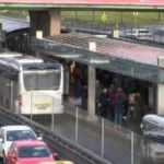 Durakta bekleyen yolcuya metrobüs çarptı