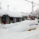 Kar 2 metreyi aştı; araçlar ve evler kara gömüldü