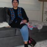 Eşini, 2 çocuğunu, kolunu ve bacağını kaybetti! Tek eliyle Elazığ için kazak örüyor!